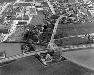 847536 Luchtfoto van de aansluiting van de Herenweg met de T16 (voorgrond, de tertiaire provinciale weg ...